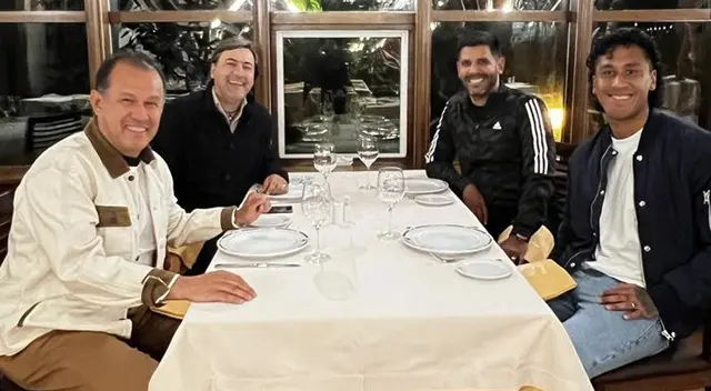 Juan Reynoso junto a su comando técnico y con Renato Tapia Juan Reynoso junto a su comando técnico y con Renato Tapia