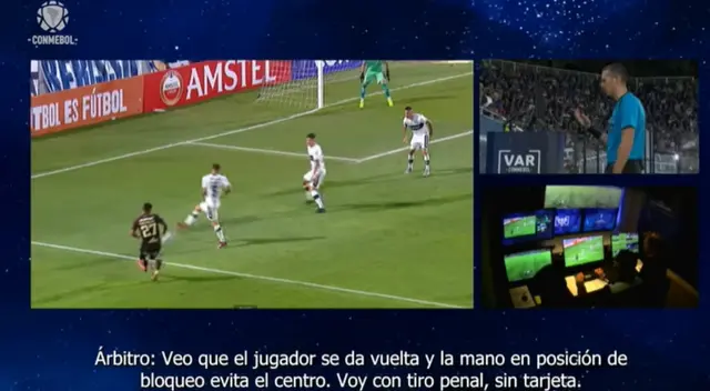 Preciso instante donde el árbitro uruguayo decide cobrar penal. Preciso instante donde el árbitro uruguayo decide cobrar penal.