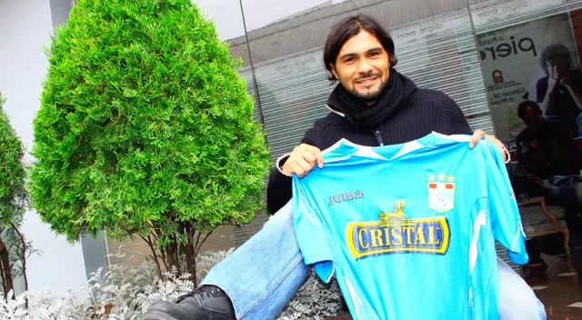 Reinaldo Navia posando en Lima con la camiseta de Cristal Reinaldo Navia posando en Lima con la camiseta de Cristal