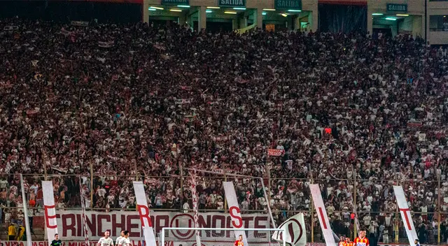 Universitario viene llevando 40.000 hinchas cada partido.