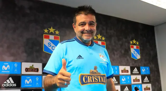 Claudio Vivas en su presentación como nuevo DT de Cristal en el año 2019