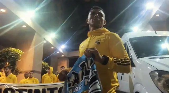 Yoshimar Yotún tomó la palabra ante le banderazo de los hinchas de Cristal Yoshimar Yotún tomó la palabra ante le banderazo de los hinchas de Cristal