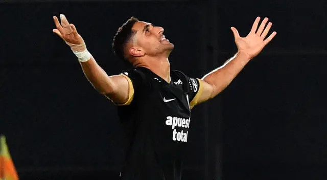 Pablo Sabbag celebra su gol ante Libertad con camiseta de Alianza Lima