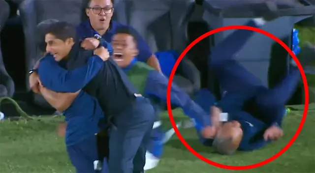 Miembro del comando técnico de Alianza Lima se cayó tras celebración al 2-0 parcial Miembro del comando técnico de Alianza Lima se cayó tras celebración al 2-0 parcial