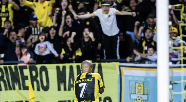 Peñarol venció a Fénix en la Liga de Uruguay por 2-0.
