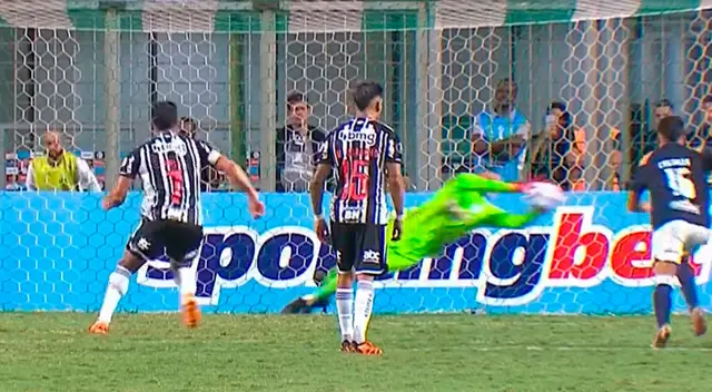 Ángelo Campos le tapó un penal al brasileño Hulk en el partido Alianza Lima vs Atlético Mineiro.