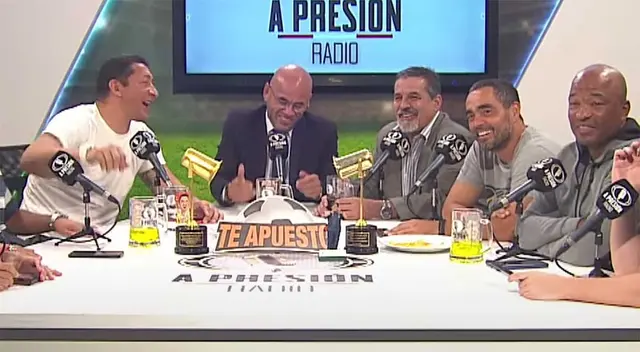 Peter Arévalo sorprendido ante comentario de un fiel seguidor