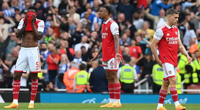 Arsenal perdió 3-0 ante Brighton y empieza a despedirse de la Premier League