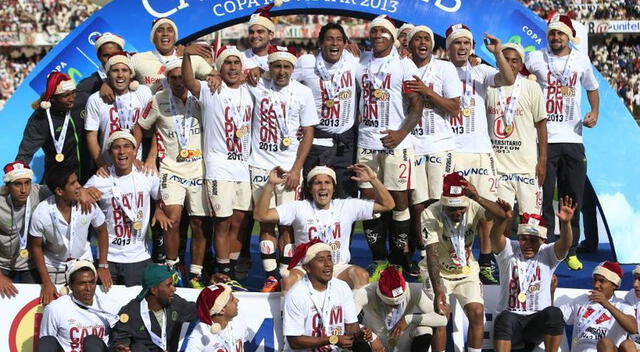 Universitario de Deportes celebrando su estrella número 26 en el curso 2013, su último título hasta la fecha.   