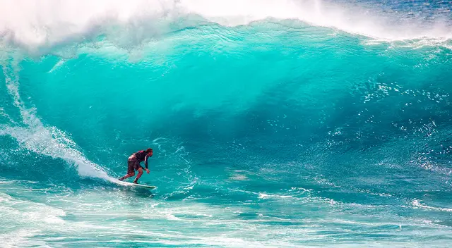 La influencia del surf como actividad deportiva en la sociedad peruana. La influencia del surf como actividad deportiva en la sociedad peruana.