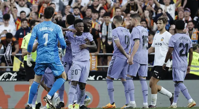 Vinicius Jr no toleró los insultos racistas de los hinchas del Valencia.