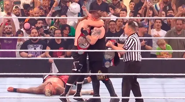 Samy Zayn y Kevin Owens derrotaron a Roman Reigns y Solo Sikoa