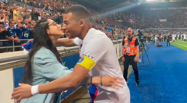 El emotivo gesto de Kylian Mbappé con hincha tras coronarse campeón con el PSG