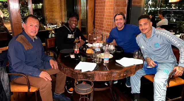 Paolo Guerrero y Luis Advíncula junto a Juan Reynoso
