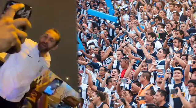 La eufórica celebración de Barcos con la hinchada de Alianza Lima La eufórica celebración de Barcos con la hinchada de Alianza Lima