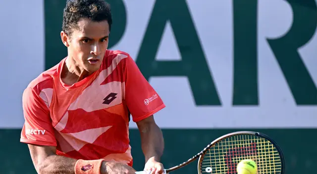 Juan Pablo Varillas venció al tenista polaco en 3 horas 52 minutos.