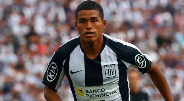 Kluiverth Aguilar con camiseta de Alianza Lima antes de partir a Europa