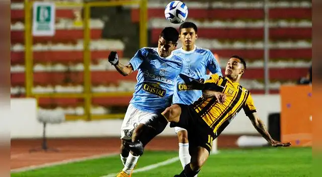 Sporting Cristal nunca le ha ganado a The Strongest en Bolivia. Foto: AFP