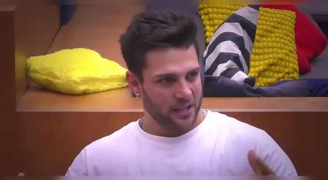 El chico reality confesó ante la mirada de sus compañeros de 'La casa de los famosos' cómo fue su "primera vez".