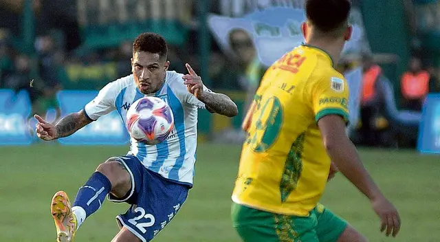 Paolo Guerrero juega en la Superliga Argentina