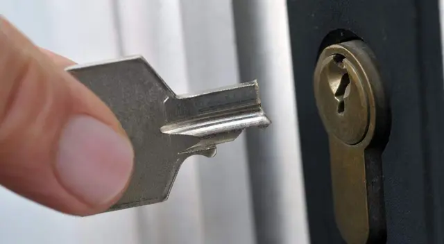 Este sencillo tip te ahorrará tiempo y dinero para sacar la llave partida en la cerradura.