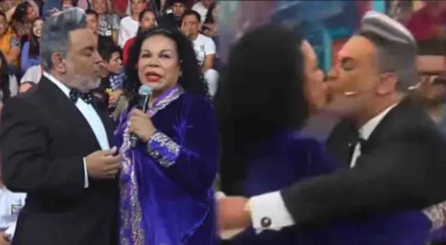 Los conocidos artistas se dieron un beso en vivo y sorprenden a los televidentes.