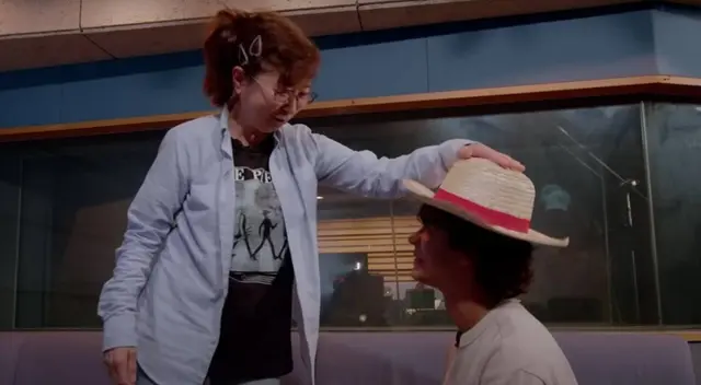 El actor mexicano recibió el icónico sombrero de Luffy de las manos de la seiyuu Mayumi Tanaka.