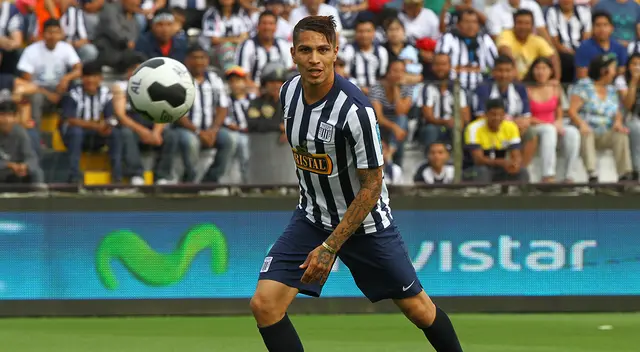 Paolo Guerrero jugando un partido de exhibición con camiseta de Alianza Lima