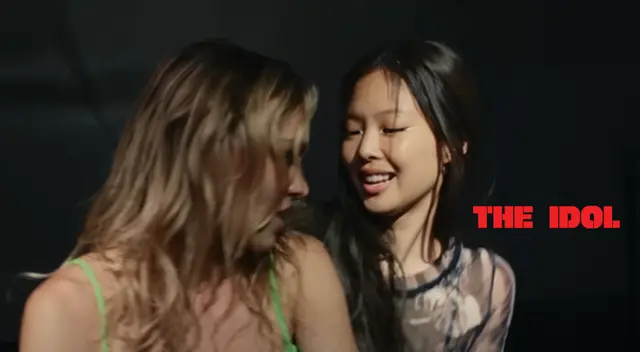 Jennie de BLACKPINK y Lily-Rose Melody Depp. Jennie de BLACKPINK y Lily-Rose Melody Depp.