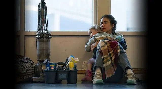 Protagonizada por Margaret Qualley, la miniserie refleja la precariedad de la vida.