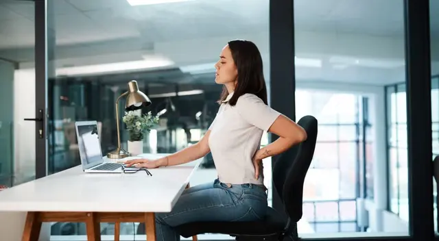 Despídete del dolor de espalda con estos consejos para aplicar en el trabajo