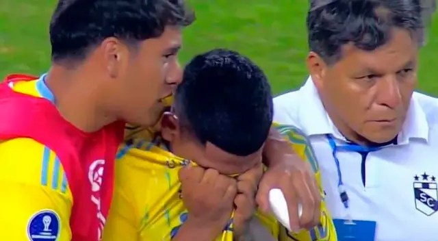 Joao Grimaldo fue consolado por sus compañeros tras romper en llanto. Joao Grimaldo fue consolado por sus compañeros tras romper en llanto.