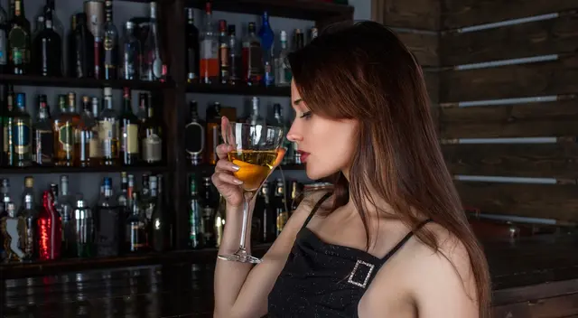 La agitación de la copa de vino está relacionada con la percepción de sus aromas