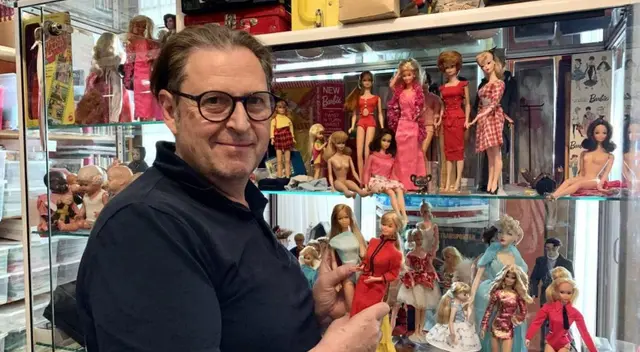 Un sujeto en Austria mostró su impresionante colección de la famosa muñeca de Mattel tras el estreno de su película. Un sujeto en Austria mostró su impresionante colección de la famosa muñeca de Mattel tras el estreno de su película.