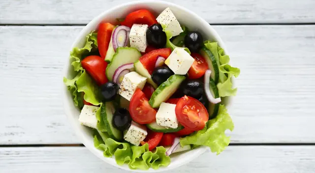 Conoce cómo preparar una rica ensalada que ayudará tu salud.