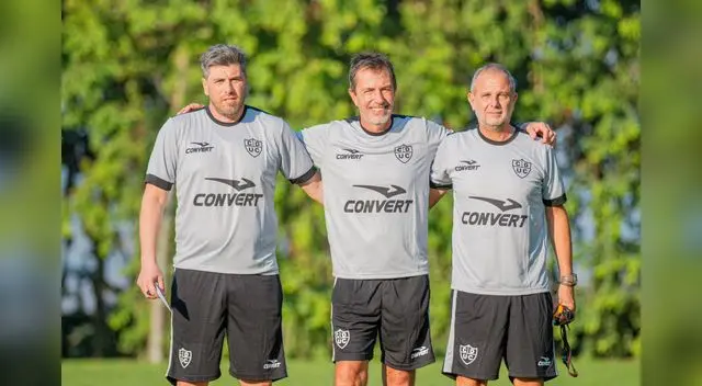 Vivas fue presentado junto a su comando técnico. Vivas fue presentado junto a su comando técnico.