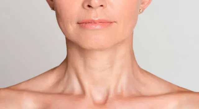 Sencillo ejercicio coreano te ayudará a eliminar arrugas del cuello.