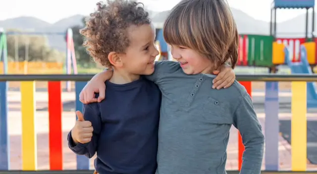 La diferencia de edades entre los hermanos no es tan amplia como parece.