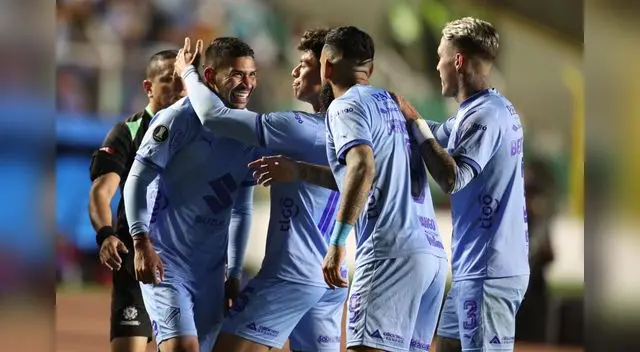 Bolívar se creció en La Paz y derrotó 3-1 a Paranaense por la Copa Libertadores.