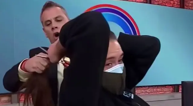 Camarógrafo recibirá indemnización por parte de presentador que le cortó el cabello Camarógrafo recibirá indemnización por parte de presentador que le cortó el cabello