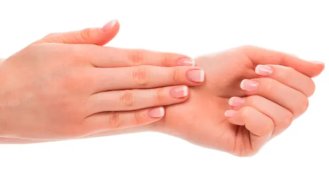 ¿Quieres eliminar las manchas en la piel de tus manos? Aquí sabrás cómo hacerlo. ¿Quieres eliminar las manchas en la piel de tus manos? Aquí sabrás cómo hacerlo.