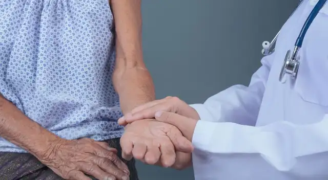Los propios médicos asistirán al domicilio para brindar atención a los adultos mayores.