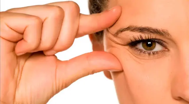 Las 'patas de gallo' serán 'removidas' de tu rostro con este remedio casero. Las 'patas de gallo' serán 'removidas' de tu rostro con este remedio casero.