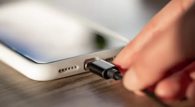 Recuerda siempre mantener limpio el puerto USB de tu celular