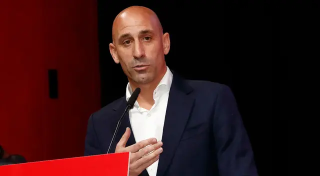 Rubiales quedó suspendido por la FIFA tras el beso a jugadora española.
