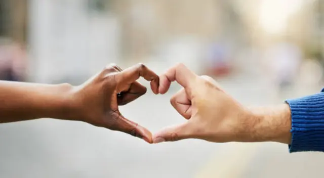 Si tienes pareja, podrían formar un corazón con sus manos