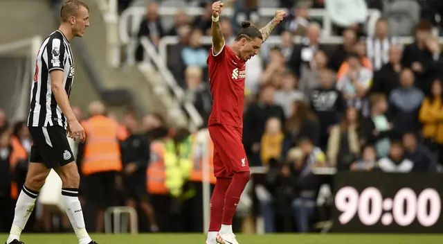 Darwin Núñez anotó doblete ante Newcastle.