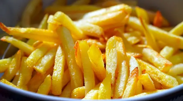 Este sencillo y espectacular lifehack le dará un sabor único a tus patatas fritas.