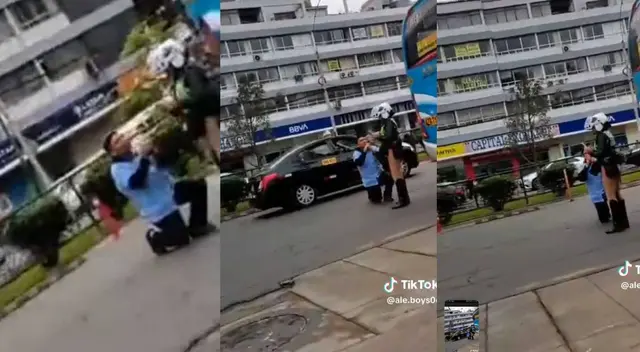 Chofer se le arrodilla a policía para que no lo multe en plena calle Chofer se le arrodilla a policía para que no lo multe en plena calle