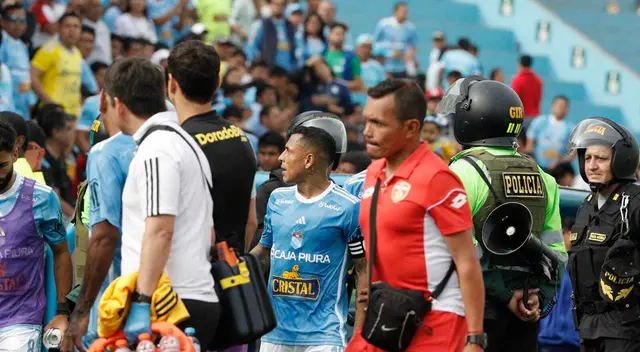 Yoshimar Yotún y la tensa discusión con los hinchas de Sporting Cristal